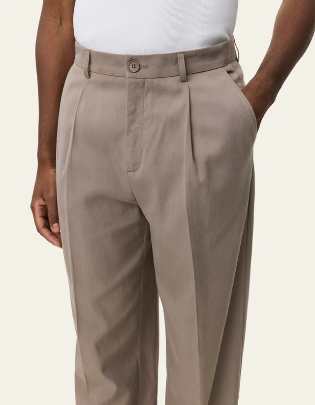 Les Deux Reece Pleated Twill Suit Pants - Walnut Brown